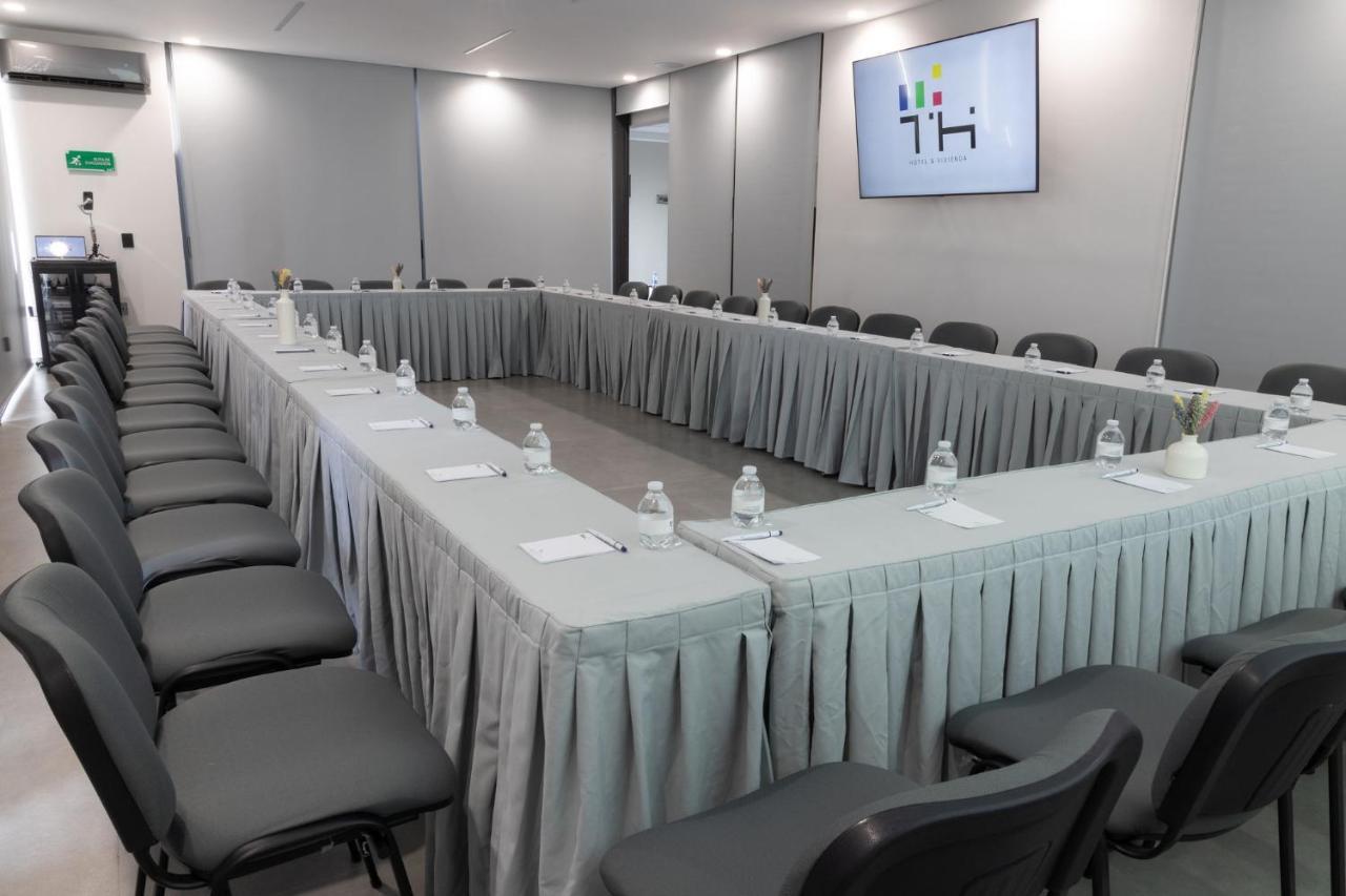 Th Hotel & Vivienda Tepatitlan de Morelos Bagian luar foto